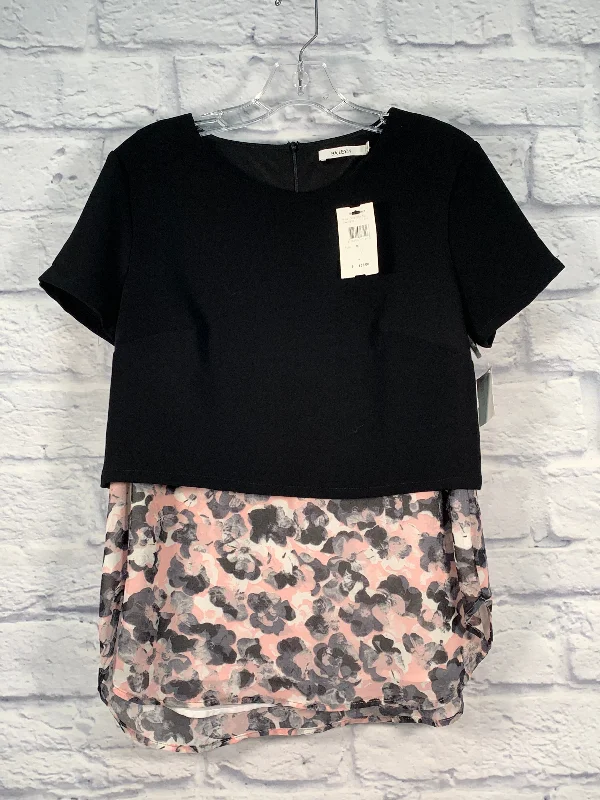 casual short sleeve shirt for laid-back style -Top Short Sleeve By Bailey 44 In Black & Pink, Size: M